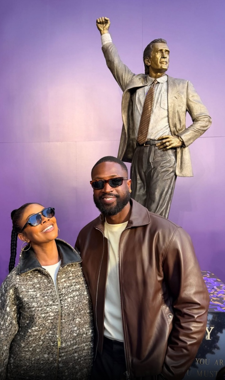 乐鱼体育官方网站-韦德晒与莱利雕像合影：能在你手下打球是我的荣幸！