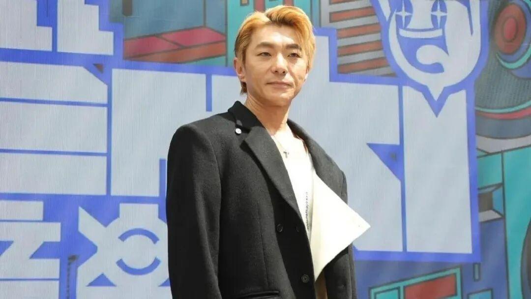 46岁香港知名歌手正式加盟英皇娱乐，结束近五年独立歌手生涯